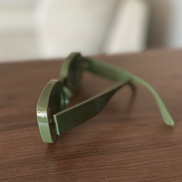 Rectangular green sunglasses - Picture 3 of 3